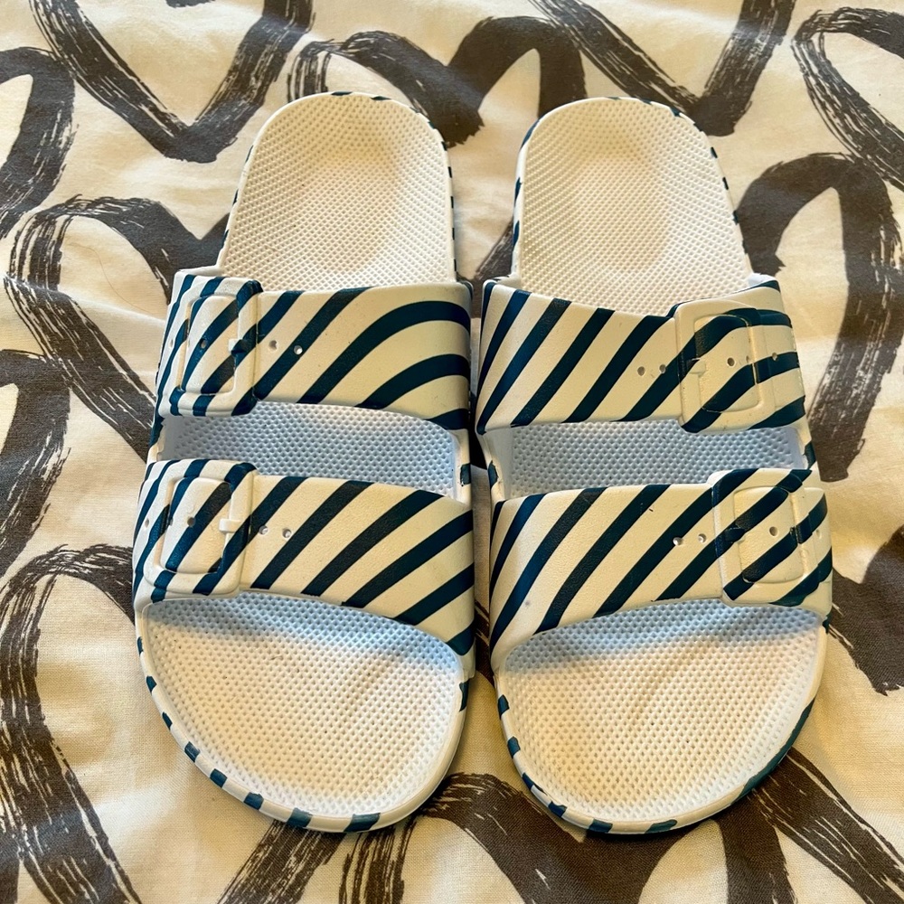 Freedom Moses White and Blue striped Slides